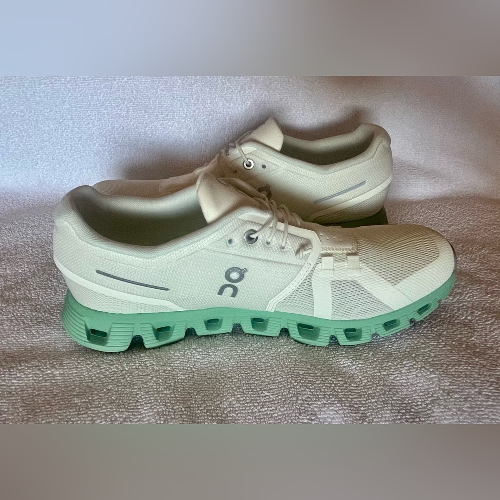 On cloud 5, Undyed-white/ creek color shoe